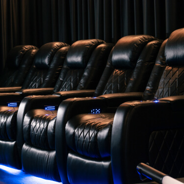 kino s polohovatelnými sedačkami